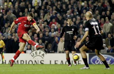 Gerrard skorar gegn Olympiakos árið 2004