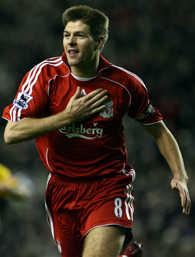 Gerrard fagnar sigurmarkinu gegn Manchester City