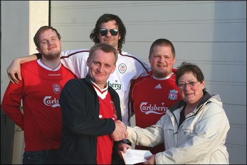 Guðmundur og félagar í Liverpool klúbbnum, afhentu Sesselju peningagjöfina við félagsheimili klúbbsins.