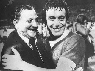 Sigursælasti framkvæmdastjóri Liverpool Bob Paisley og leikjahæsti maður í sögu Liverpool, Ian Callaghan fallast í faðma í leikslok